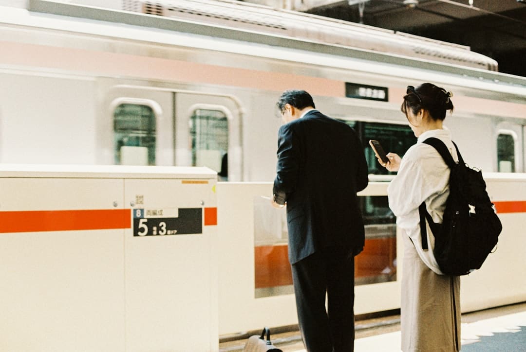 恒生指数低开1.43% 恒生科技指数跌2.45%
